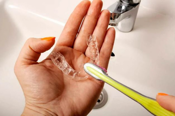 Hướng dẫn vệ sinh hàm duy trì đúng cách