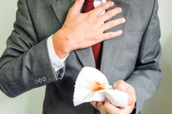 Trong một số trường hợp, nhổ nước bọt ra máu có thể là dấu hiệu cảnh báo của ung thư